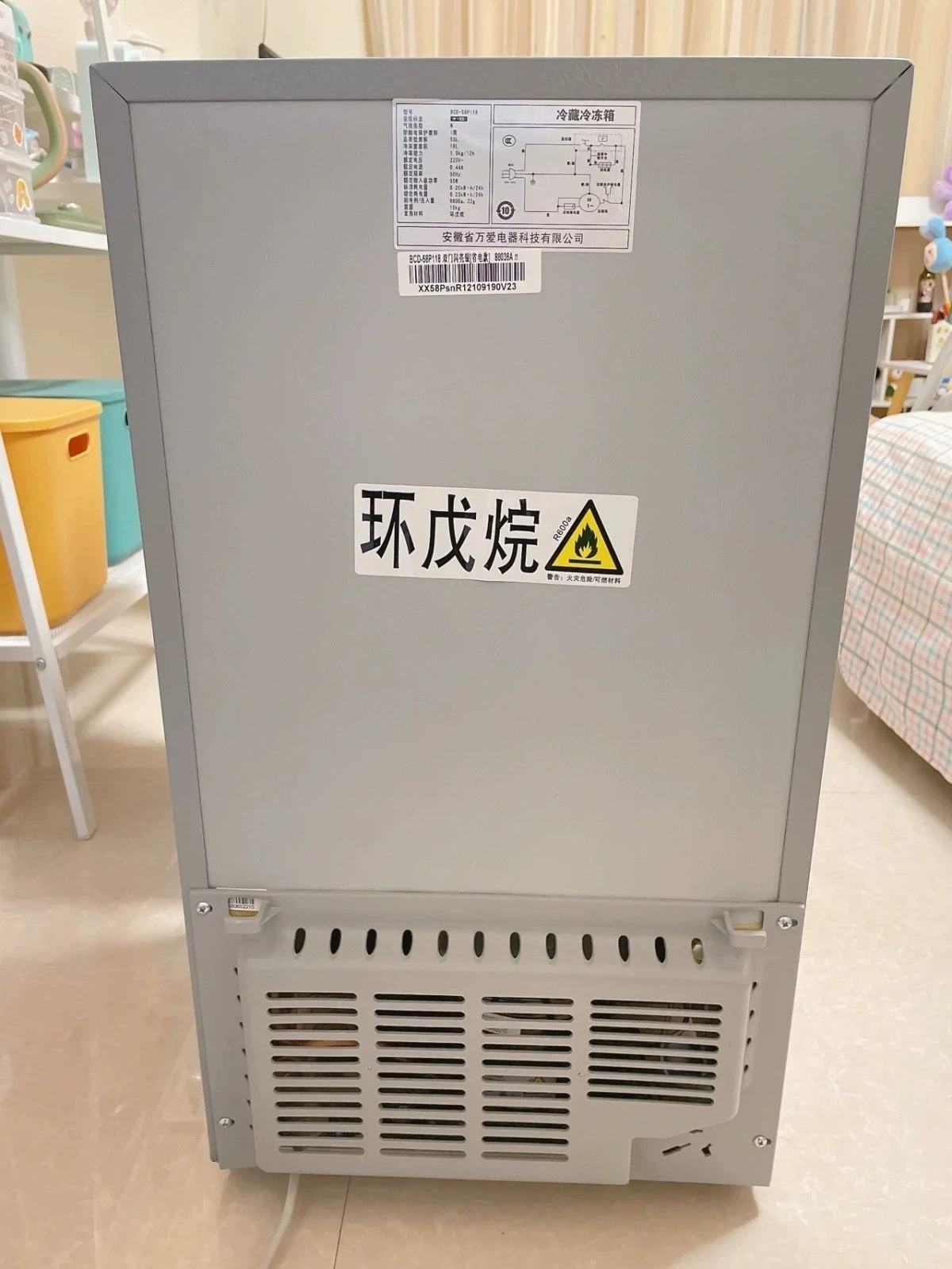 自用租房小冰箱,一两个人一起用没问题,功能全部正常,外观有一些瑕疵磕碰 美的申花迷你小冰箱全新未拆封冷藏冷冻小型家用公寓租房办公室三天一度电节 自用租房小冰箱,一两个人一起用没问题,功能全部正常,外观有一些瑕疵磕碰 美的申花迷你小冰箱全新未拆封冷藏冷冻小型家用公寓租房办公室三天一度电节